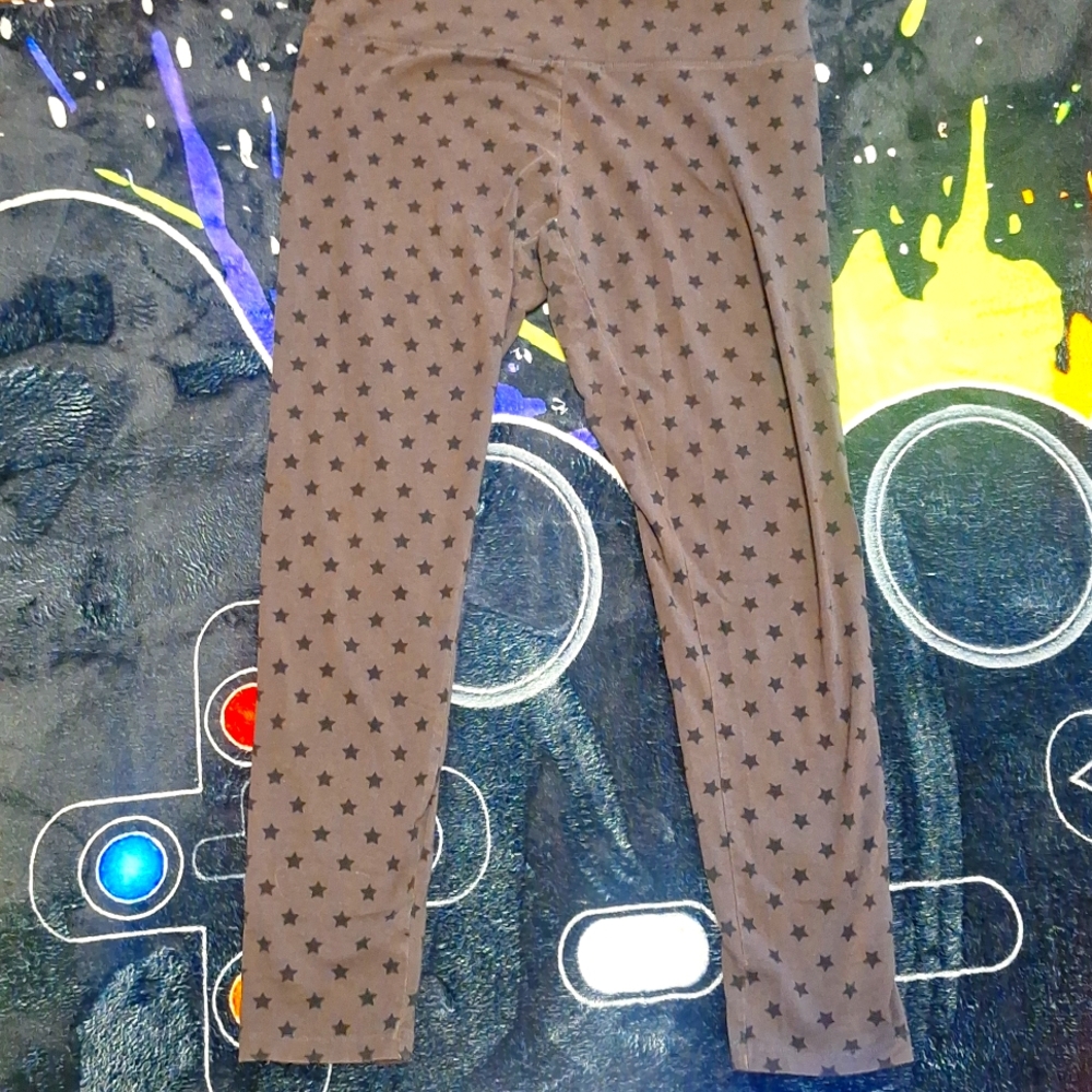 Blackish brown leggings with black stars on them